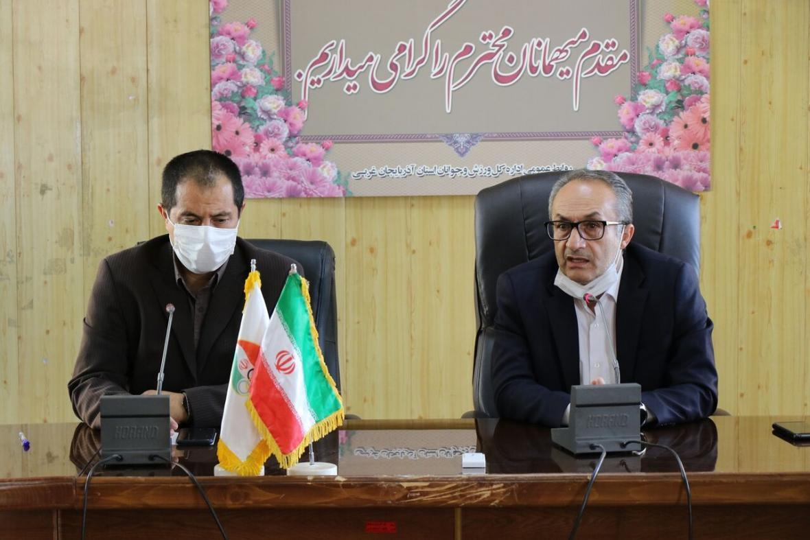 خبرنگاران چمن ورزشگاه شهید باکری ارومیه طبیعی می شود خبرنگاران چمن ورزشگاه شهید باکری ارومیه طبیعی می شود